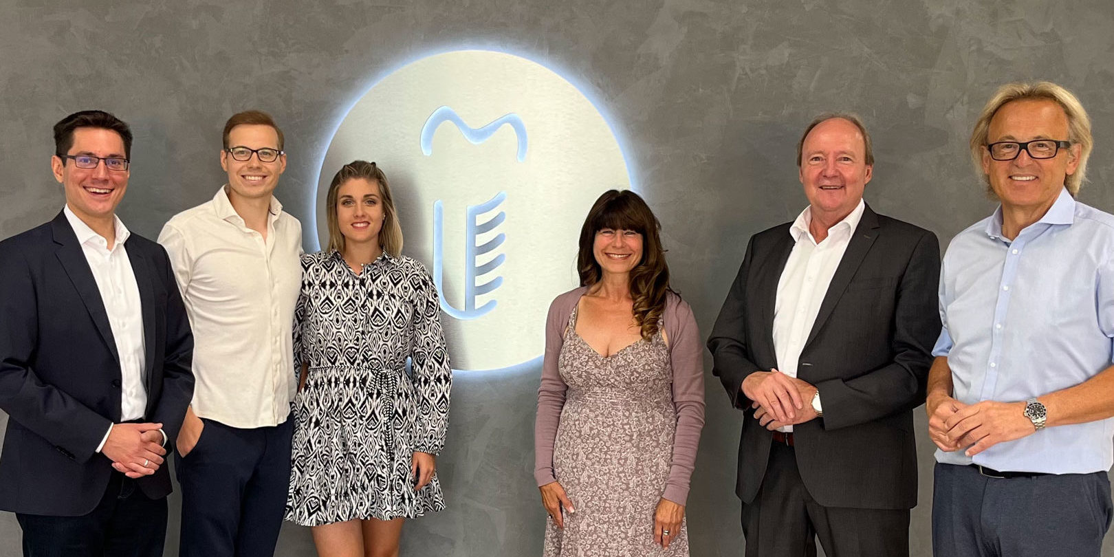 Gruppenbild mit Bürgermeister Dr. Max Leitterstorf, German Bär, Nikolas Bär, Lena Bär, Claudia Bär im Dentalstudio Sankt Augustin